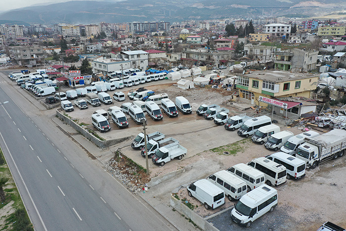 Deprem felaketinde oto galeriler büyük yara aldı - Resim: 10