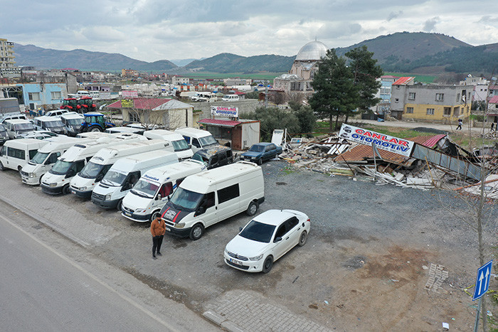 Deprem felaketinde oto galeriler büyük yara aldı - Resim: 7