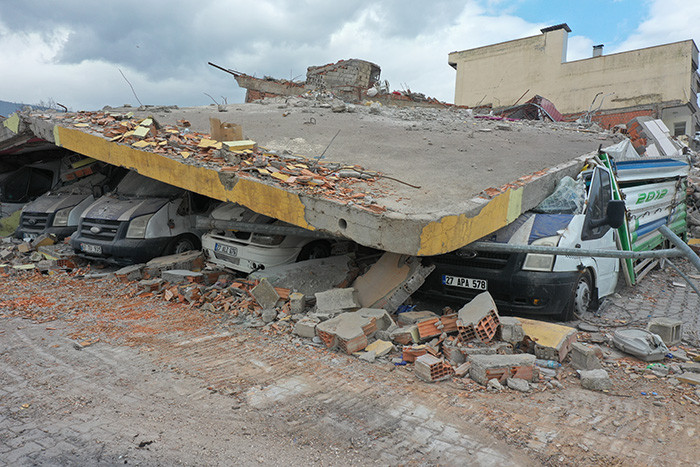 Deprem felaketinde oto galeriler büyük yara aldı - Resim: 6