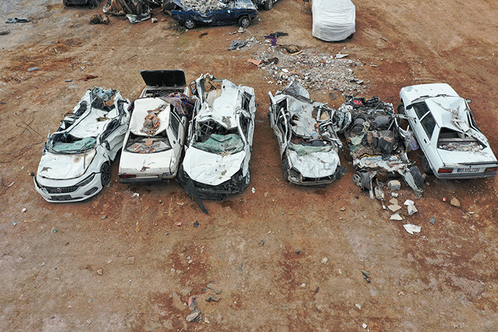 Deprem felaketinde oto galeriler büyük yara aldı - Resim: 2