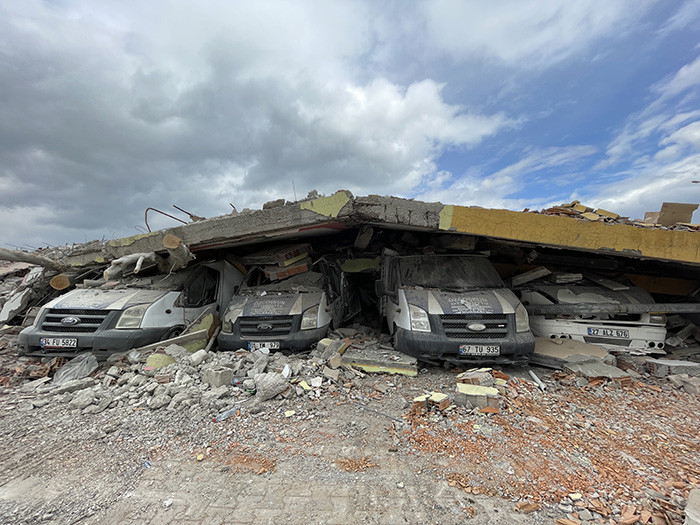 Deprem felaketinde oto galeriler büyük yara aldı - Resim: 1
