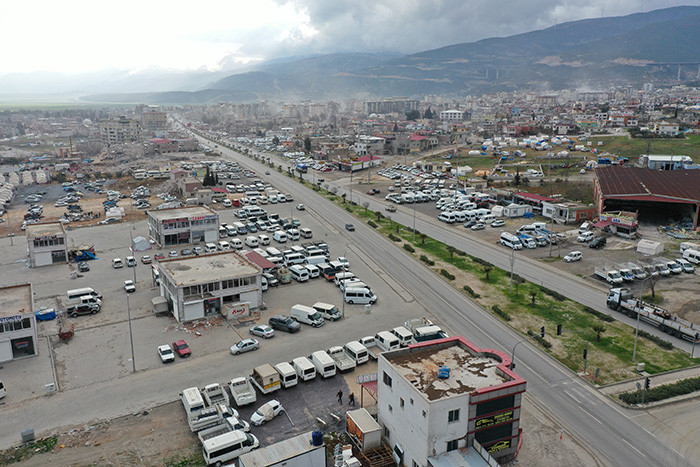 Deprem felaketinde oto galeriler büyük yara aldı - Resim: 3