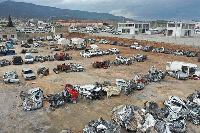 Deprem felaketinde oto galeriler büyük yara aldı - Resim: 4