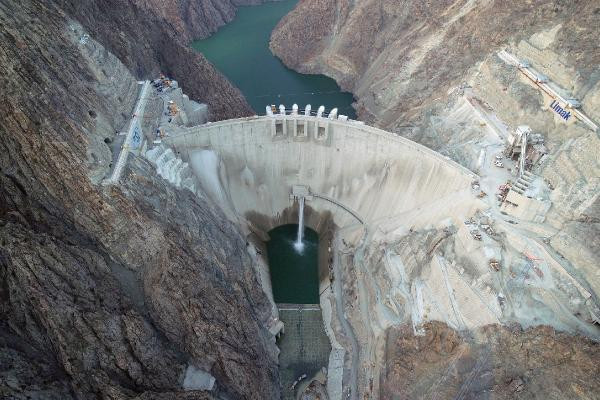 Hayalet şehirde binalar sular altında - Resim: 11