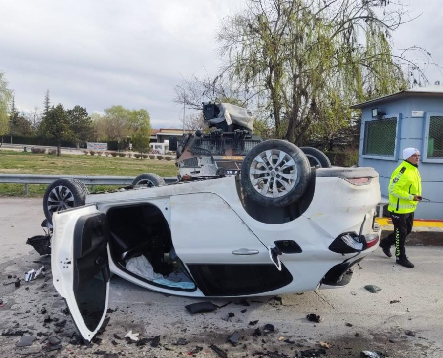 Trafik uygulama noktasında feci kaza: 5'i polis 6 yaralı - Resim: 1