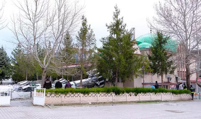 Şiddetli fırtına: Minare devrildi, çatılar uçtu - Resim: 7