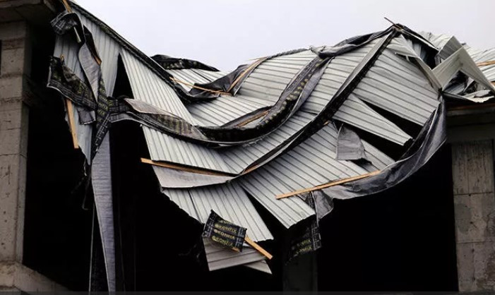 Şiddetli fırtına: Minare devrildi, çatılar uçtu - Resim: 6