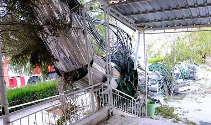 Şiddetli fırtına: Minare devrildi, çatılar uçtu - Resim: 3