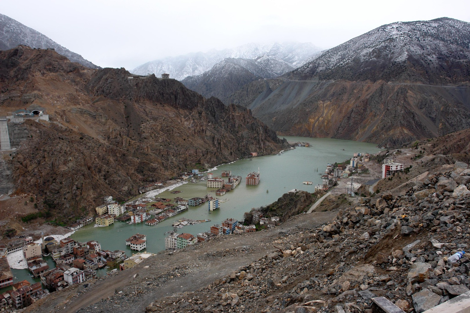 Yusufeli Barajı'nda su seviyesi 91 metre oldu! Binalar görünmez oldu - Resim: 16