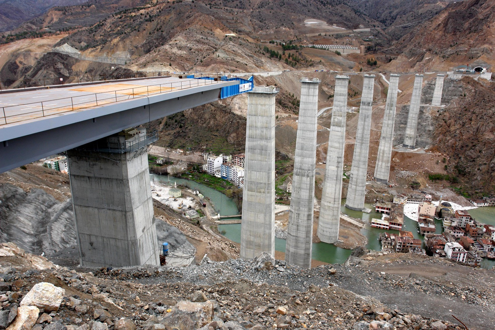 Yusufeli Barajı'nda su seviyesi 91 metre oldu! Binalar görünmez oldu - Resim: 14