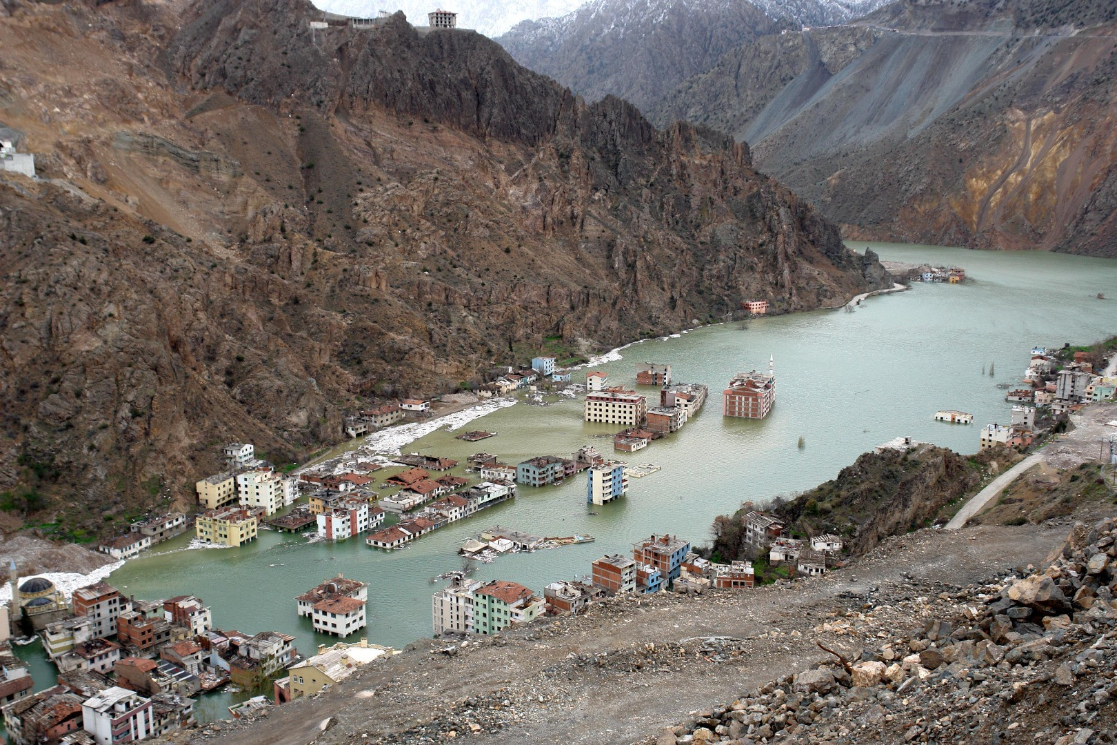 Yusufeli Barajı'nda su seviyesi 91 metre oldu! Binalar görünmez oldu - Resim: 8